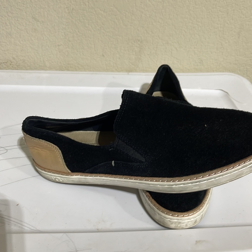 Ugg Flat Shoes. - image 2